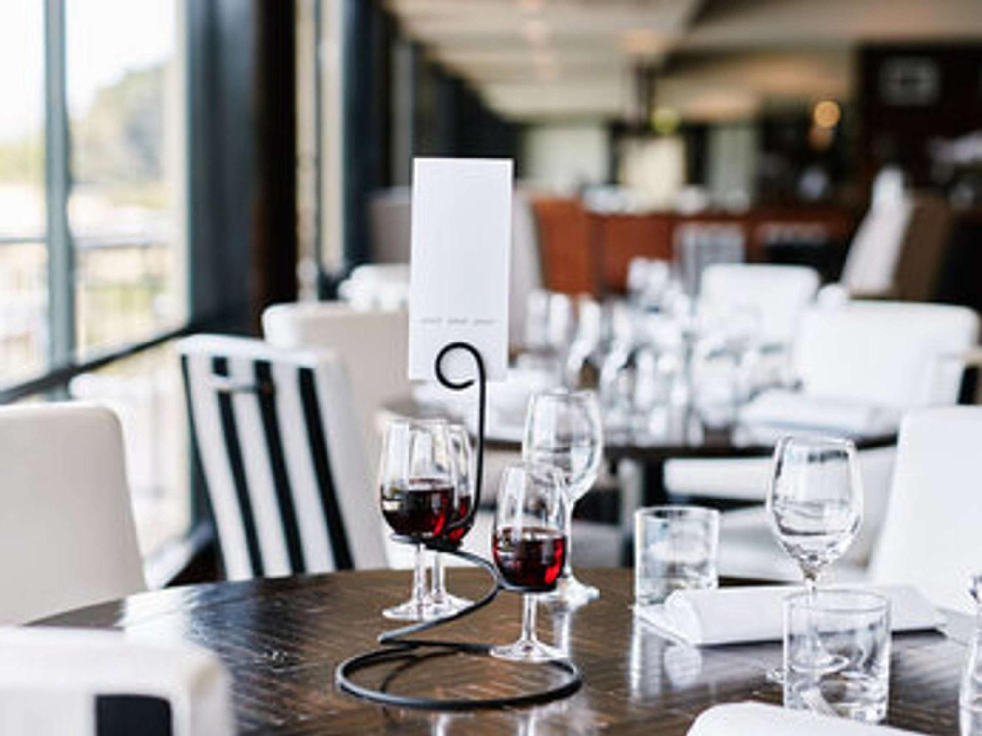 โรงแรมเซนต์มอริตซ์ ควีนส์ทาวน์ - เอ็มแกลเลอรี ภายนอก รูปภาพ Wine tasting at the Hunter Valley
