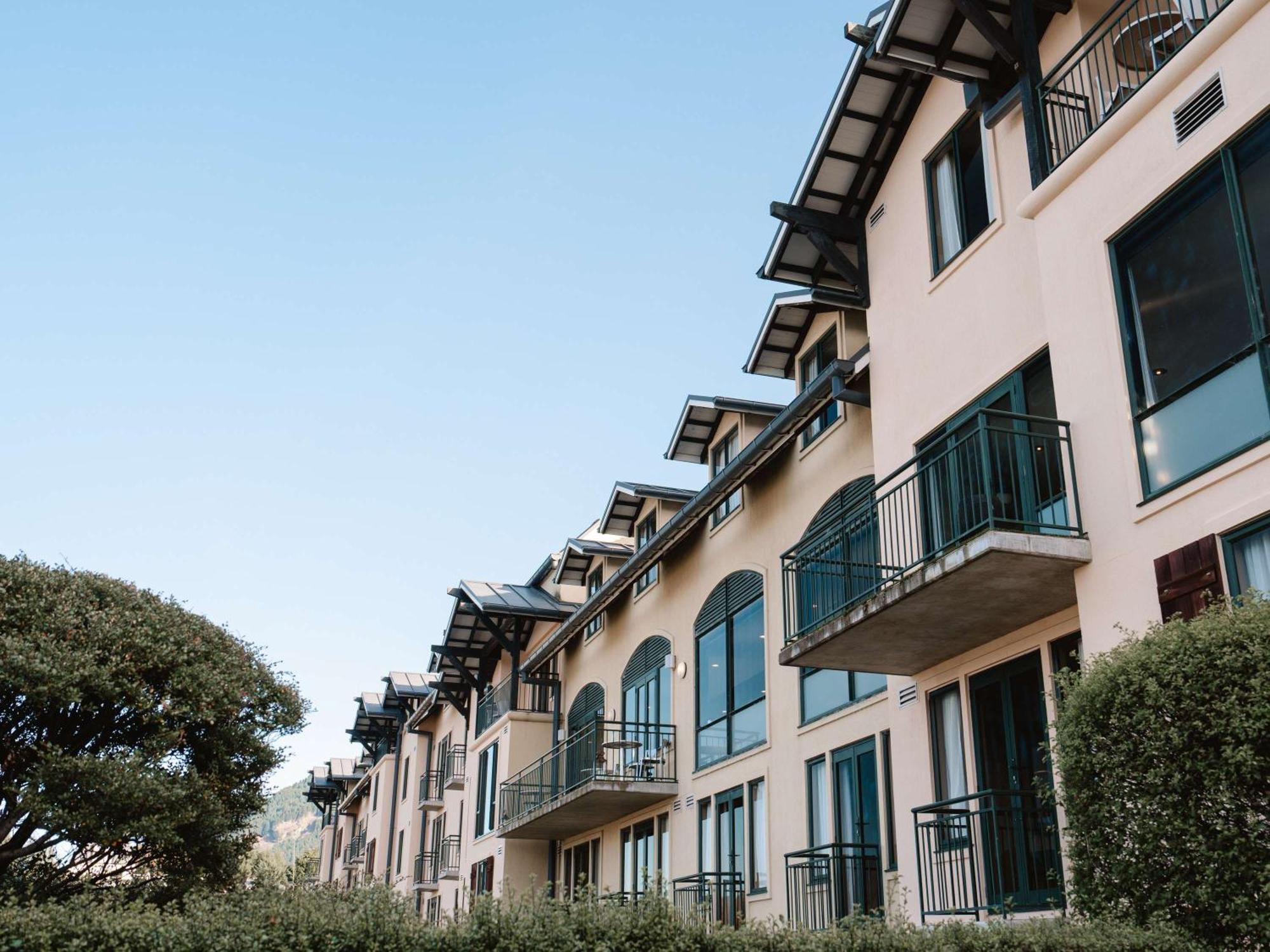 โรงแรมเซนต์มอริตซ์ ควีนส์ทาวน์ - เอ็มแกลเลอรี ภายนอก รูปภาพ The new residence halls at the University of California, Santa Cruz